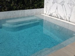 piscina con cascata in marmo di carrara